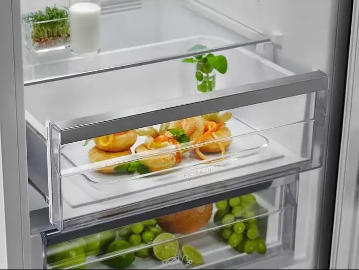 Холодильник ELECTROLUX LNC7ME32W2 — фото