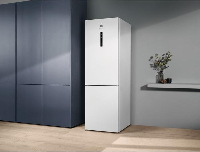 Холодильник ELECTROLUX LNC7ME32W2
