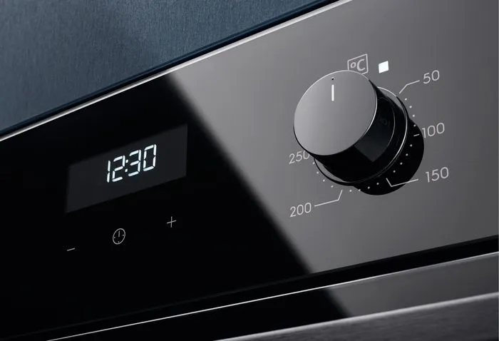 Духовой шкаф ELECTROLUX EOF5H50BZ