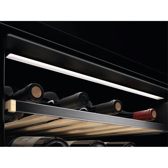 Винный шкаф ELECTROLUX EWUD040B8B