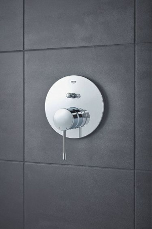 Смеситель GROHE Essence 24058001
