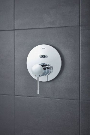 Смеситель GROHE Essence 24058001